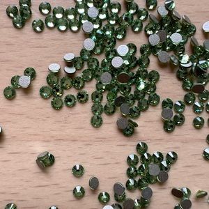 Lot of 700 Swarovski Crystals Green Rhinestones 2.5mm